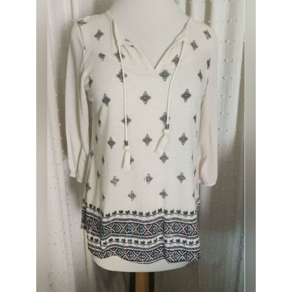 Maurices White w Southwestern style pattern Linen Blend Top - 3/4 sleeves v-neck